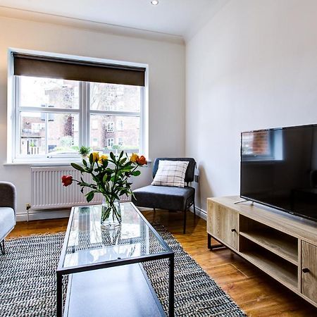 Stylish Two Bedroom Apartment With Free Parking! Ромфорд Экстерьер фото
