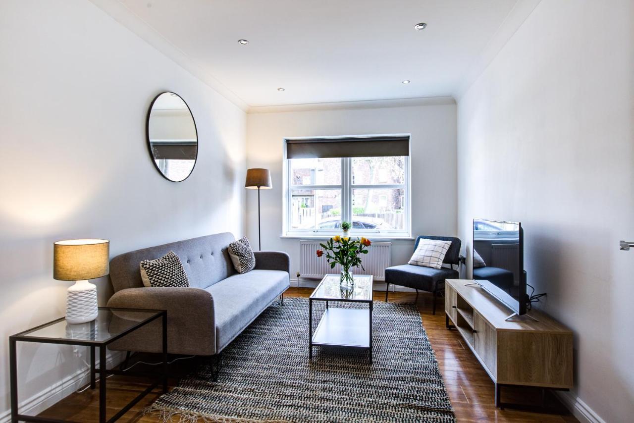 Stylish Two Bedroom Apartment With Free Parking! Ромфорд Экстерьер фото