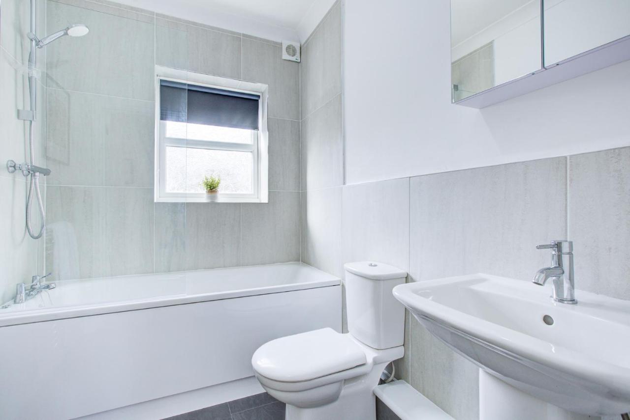 Stylish Two Bedroom Apartment With Free Parking! Ромфорд Экстерьер фото